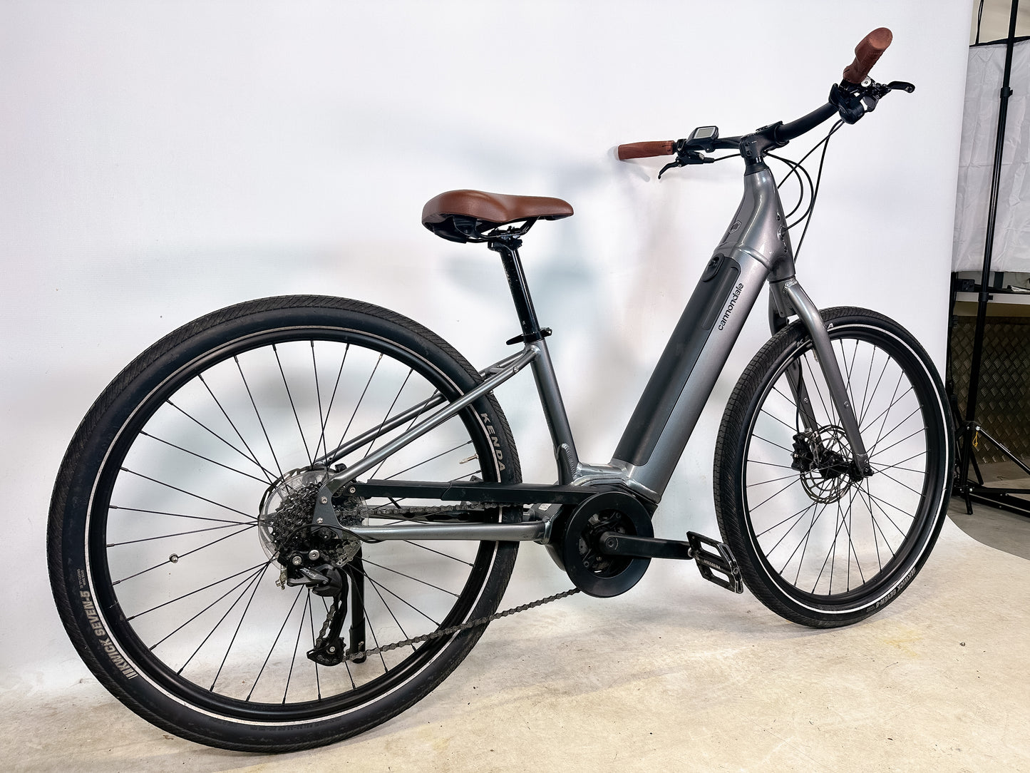 Cannondale Adventure Neo 4 Electric Hybrid Bike